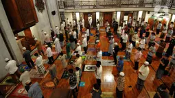 Umat muslim melaksanakan salat tarawih pertama 1 Ramadan 1442 H di Masjid Raya Cinere, Depok, Jawa Barat, Senin (12/4/2021). Hari ini, umat muslim melaksanakan ibadah salat tarawih pertama untuk selanjutnya menjalankan ibadah puasa satu bulan ke depan. (merdeka.com/Arie Basuki)