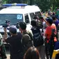 Sejumlah wartawan mengabadikan momen saat iring-iringan 12 ambulans memasuki Pulau Nusakambangan, Cilacap, Jateng, Selasa, (28/4/2015). Mobil ambulans disiapkan terkait eksekusi terhadap sembilan terpidana mati kasus narkoba. (Liputan6.com/Yoppy Renato)