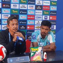 Caretaker PSBS Biak, Kahudi Wahyu Widodo, menysukuri hasil imbang 2-2 kontra PSIM Yogyakarta pada laga tunda pekan ke-8 BRI Super League musim ini di Stadion Sultan Agung, Bantul, Senin (29/12/2025) sore WIB. (Bola.com/Ana Dewi)