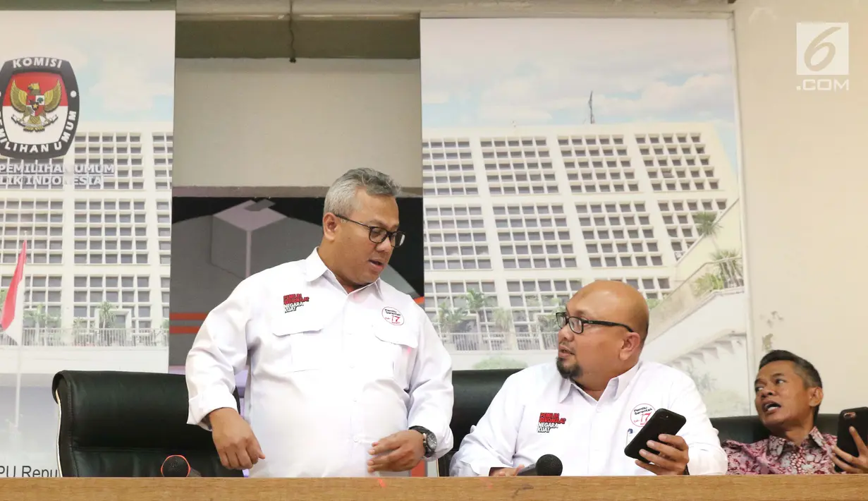 Ketua KPU, Arief Budiman (tengah) saat rilis Caleg Berstatus Mantan Terpidana Korupsi pada Pemilu 2019 di Jakarta, Rabu (30/1). Hal ini berdasarkan ketentuan pasal 182 dan 240 UU Nomor 7 tahun 2017. (Liputan6.com/Helmi Fithriansyah)