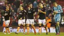  Para pemain Exeter City memberikan tepuk tangan ke arah penonton usai kalah dari Liverpool pada laga piala FA putaran ketiga di Stadion, Anfield, Liverpool, Kamis (21/01/20160 dini hari WIB. (Reuters/Carl Recine)