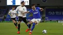 Gelandang Brighton, Alireza Jahanbakhsh, berebut bola dengan gelandang Portsmouth, Ryan Williams, pada laga Piala Inggris di Falmer Stadium, Jumat (18/9/2020) dini hari WIB. Brighton menang 4-0 atas Portsmouth. (AFP/Paul Childs/pool)