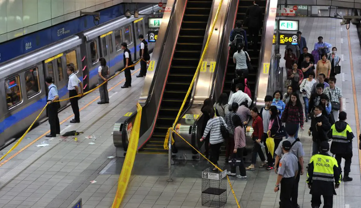 Sejumlah petugas berjaga di lokasi terjadinya insiden penusukan di sebuah stasiun Taipei Metro, Taiwan, Rabu (21/5/14). (AFP PHOTO/Mandy Cheng)