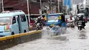 Pengendara menerobos genangan air di sebagian ruas Jalan Jatinegara Barat, Jakarta, Rabu Rabu (1/1/2020). Hujan yang mengguyur Jakarta sejak Selasa sore (31/12/2019) mengakibatkan banjir di sejumlah titik di Jakarta. (Liputan6.com/Helmi Fithriansyah)