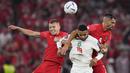 <p>Pemain Maroko,&nbsp;Youssef En-Nesyri (tenga) berebut bola dengan dua pemain Kanada, Alistair Johnston (left) and Steven Vitoria saat matchday ketiga Grup F Piala Dunia 2022 yang berlangsung di Al Thumama Stadium, Doha, Kamis (01/12/2022). (AP/Manu Fernandez)</p>