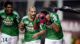 Selebrasi topeng Spiderman acap terlihat saat Auba mencetak gol. Kontribusinya selama 4 tahun hasilkan gelar Piala Liga Prancis pada tahun 2012. (AFP/Jeff Pachoud)