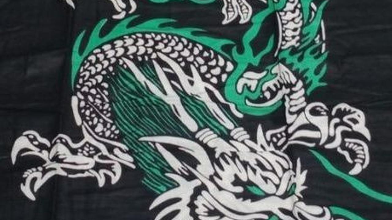 <b>Sarung dengan Sentuhan Motif Naga</b>
