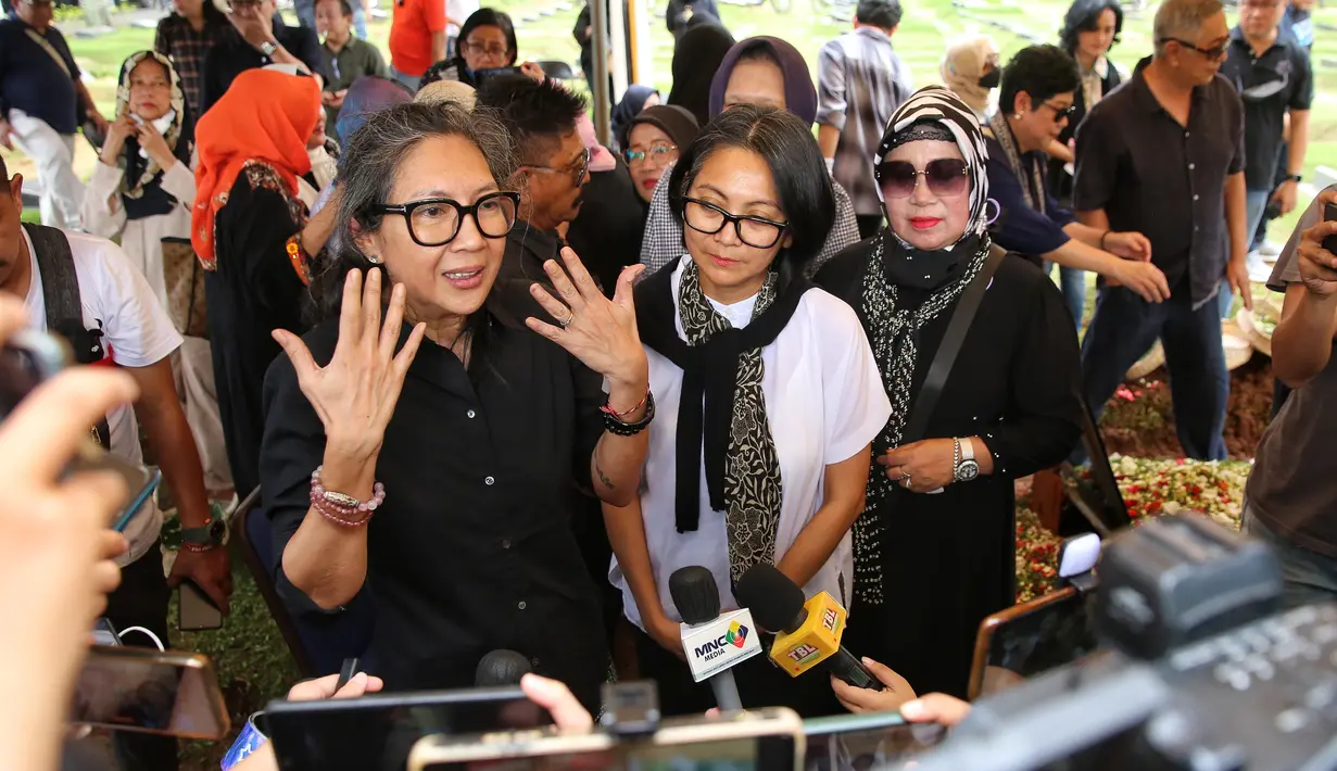 Musisi senior Nomo Koeswoyo meninggal dunia di Magelang, Jawa Tengah pada Rabu (15/3/2023) pukul 19.30 WIB. Kamis, (16/3) siang, penabuh drum Koes Bersaudara itu dimakamkan di Tempat Pemakaman Umum (TPU) Jeruk Purut, Jakarta Selatan. [Foto:Adrian Putra/Fimela.com]