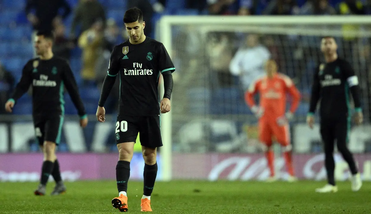 Para pemain Real Madrid tampak lesu usai ditaklukkan Espanyol pada laga La Liga di Stadion RCDE, Barcelona, Selasa (27/2/2018). Espanyol menang 1-0 atas Real Madrid. (AFP/Josep Lago)