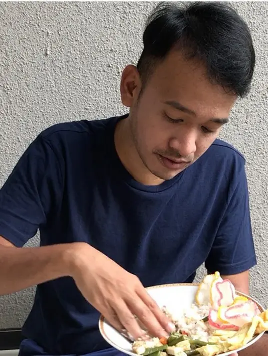 "Itu nolong tukang ayam. Jadi saya ada sedikit usaha telur, saya ambil telur sama dia. Saya biasa ambil telurnya aja, enggak ambil ayamnya," tutur Ruben Onsu, di kawasan Lebak Bulus, Jakarta Selatan, Minggu (4/5/2017). (Instagram/ruben_onsu)