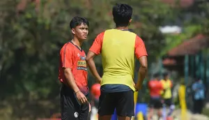Tito Hamzah saat dapat arahan dari pemain senior Arema FC dalam sesi latian. (Bola.com/Iwan Setiawan)