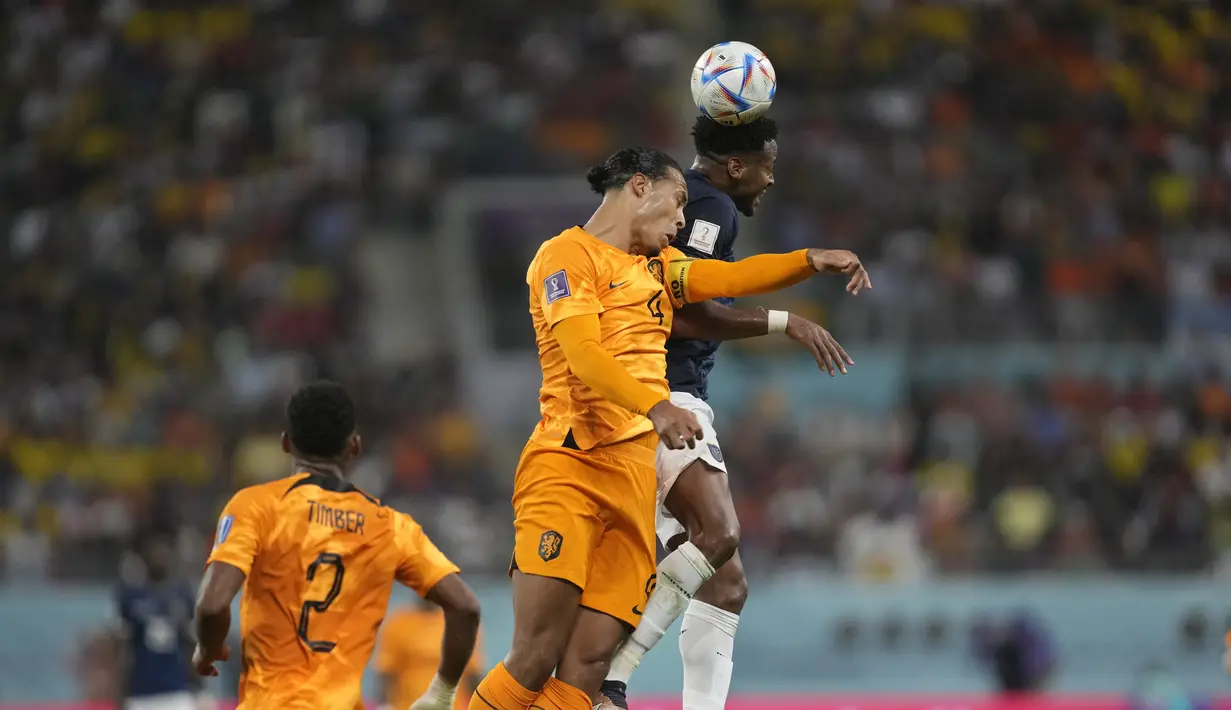 <p>Penyerang Ekuador, Michael Estrada berebut bola udara dengan bek Belanda, Virgil van Dijk pada pertandingan grup A Piala Dunia 2022 Qatar di Stadion Internasional Khalifa di Doha, Qatar, Jumat (25/11/2022). Dengan hasil imbang ini, Belanda dan Ekuador berhasil mengumpulkan empat poin di klasemen. (AP Photo/ Martin Meissner)</p>