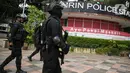 Petugas Brimob Polda Metro Jaya dengan senjata lengkap melakukan patroli di kawasan Bundaran HI, Jakarta, Kamis (1/4/2021). Pasca penyerangan yang terjadi di Mabes Polri, aparat kepolisian memperketat penjagaan dan pengamanan di ruang publik ibu kota. (Liputan6.com/Faizal Fanani)