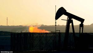 Penguatan dolar dan produksi minyak Rusia serta ekspor Irak tinggi membuat harga minyak dunia merosot 5 persen.
