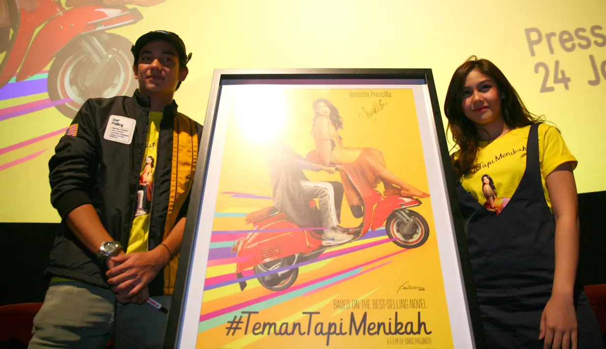 Namun setelah menjalani proses reading bersama selama beberapa hari, Vanesha pun mulai bisa mencairkan suasana. Rasa canggung itu perlahan hilang dan ia pun banyak berdiskusi bersama Adipati. (Nurwahyunan/Bintang.com)