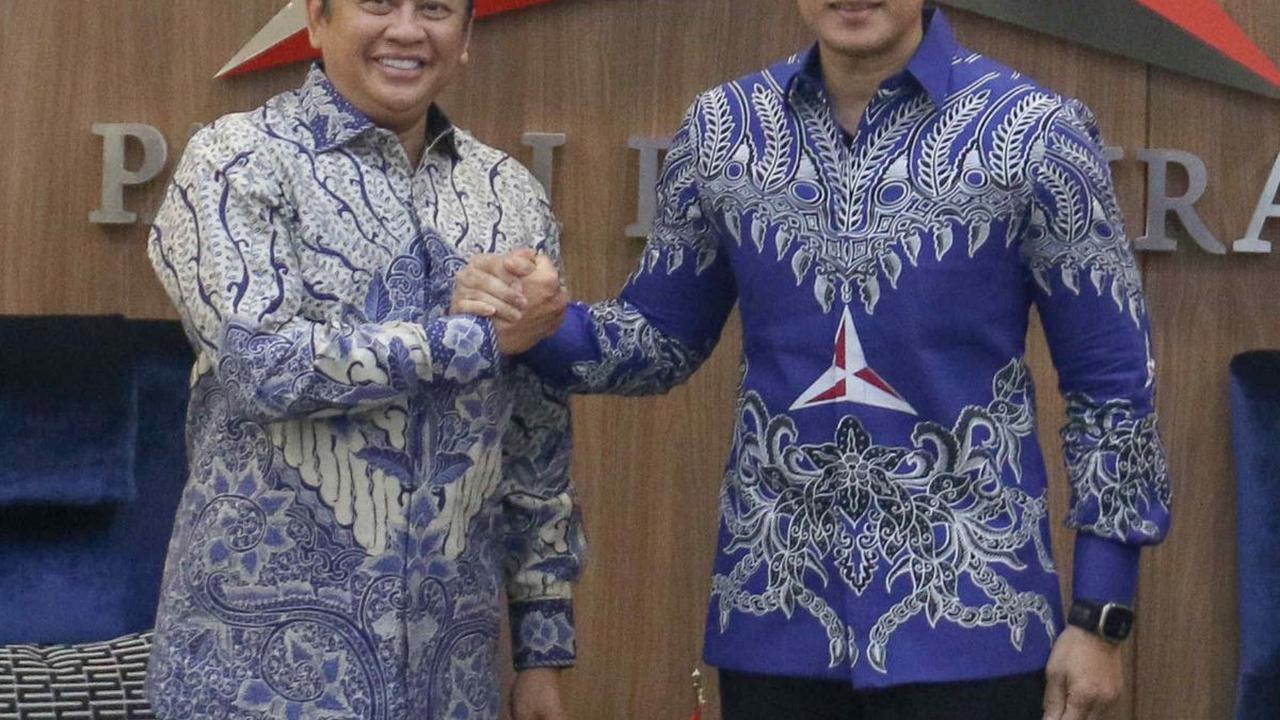 Ketua Umum Partai Demokrat, Agus Harimurti Yudhoyono (AHY) melakukan salam komando dengan Ketua Majelis Permusyawaratan Rakyat (MPR) Bambang Soesatyo saat menggelar pertemuan di Kantor&nbsp;DPP Partai Demokrat, Jakarta, Selasa (16/7/2024). AHY mengungkapk