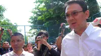 Ahok tiba di lokasi TPS sekitar pukul 10.10 WIB di TPS 065 yang terletak di lapangan basket RW 014 Muara Karang, Penjaringa. (Liputan6.com/ Faisal R Syam)