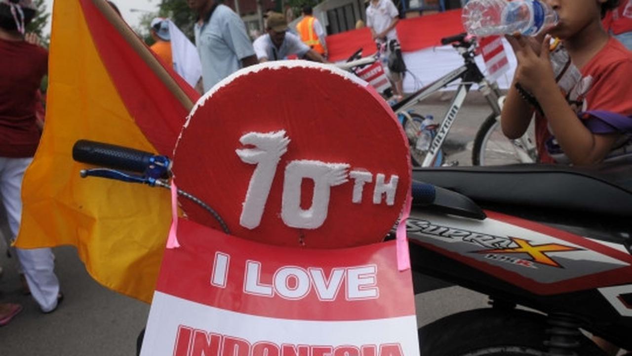 Sambut 17 Agustus, kaum hawa lomba jahit bendera merah putih raksasa