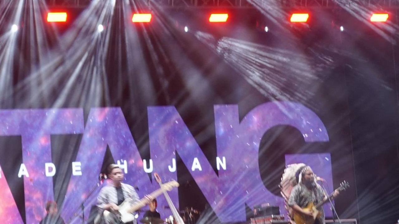 Tampil di panggung utama, Mas Is sapaan akrab vokalis dari Payung Teduh membuat suasana malam di Projek-D Vol.2  menjadi sendu. Panggung Maduswara pun dibuat hujan olehnya.