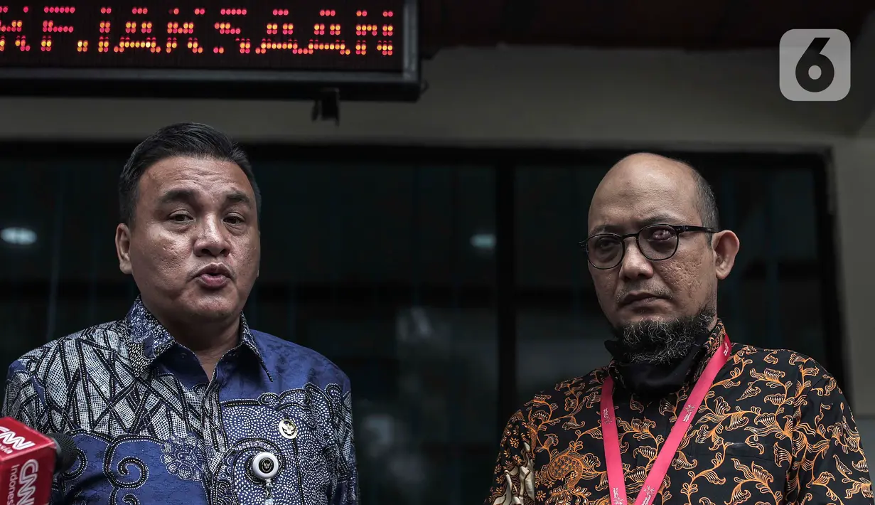 Penyidik KPK Novel Baswedan (kanan) memberikan keterangan usai memneuhi panggilan penyidik Komisi Kejaksaan di Jakarta, Kamis (2/7/2020). Novel Baswedan memberikan keterangan terkait aduan masyarakat terhadap penuntut kasus penyerangan air keras pada 2017. (Liputan6.com/Johan Tallo)