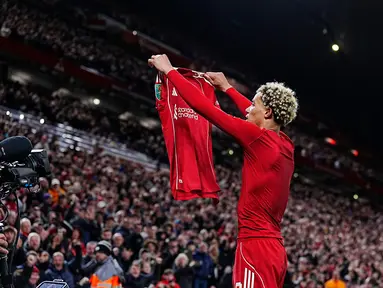 Nasib sial dialami oleh pemain Liverpool, Hugo Ekitike, setelah mencetak gol kemenangan timnya pada laga Carabo Cup 2025 melawan Southampton, Rabu (24/09/2025) dini hari WIB. (AP Photo/PA/Peter Byrne)