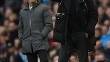 Pelatih Manchester City, Josep Guardiola mengintruksikan para pemainnya di samping Jose Mourinho selama pertandingan Liga Inggris di stadion Etihad, Inggris, (27/4). MU berada di peringkat ke lima dan City di peringkat empat. (AFP Photo/Oli Scarff)