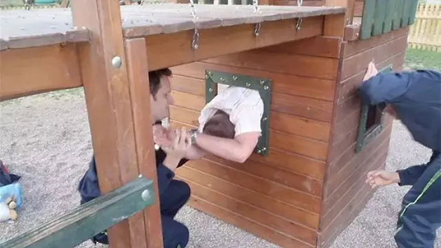 10 Potret Absurd Orang Dewasa Tersangkut di Tempat Bermain Anak Ini Kocak