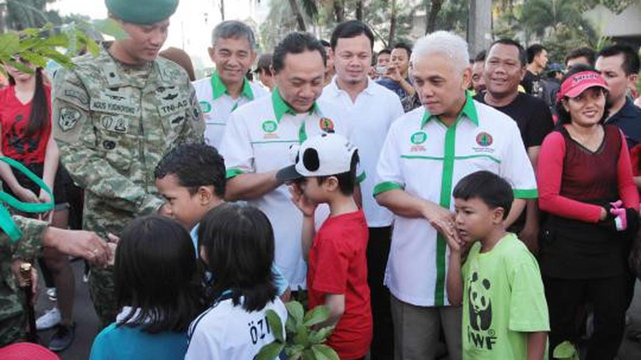 Baret hijau goyang 'flashmob' di Bundaran HI