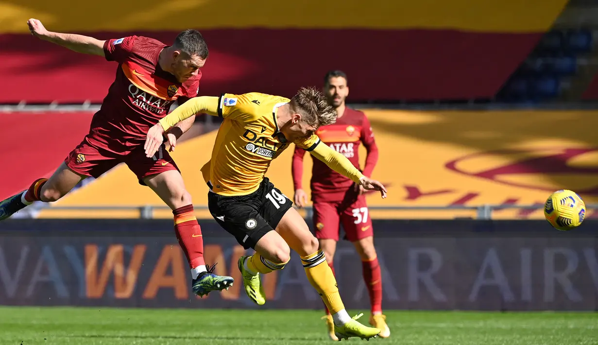 Gelandang AS Roma, Jordan Veretout (kiri) melepaskan sundulan yang berbuah gol pertama timnya ke gawang Udinese dalam laga lanjutan Liga Italia 2020/21 pekan ke-22 di Olimpico Stadium, Roma, Minggu (14/1/2021). AS Roma menang 3-0 atas Udinese. (AFP/Alberto Pizzoli)