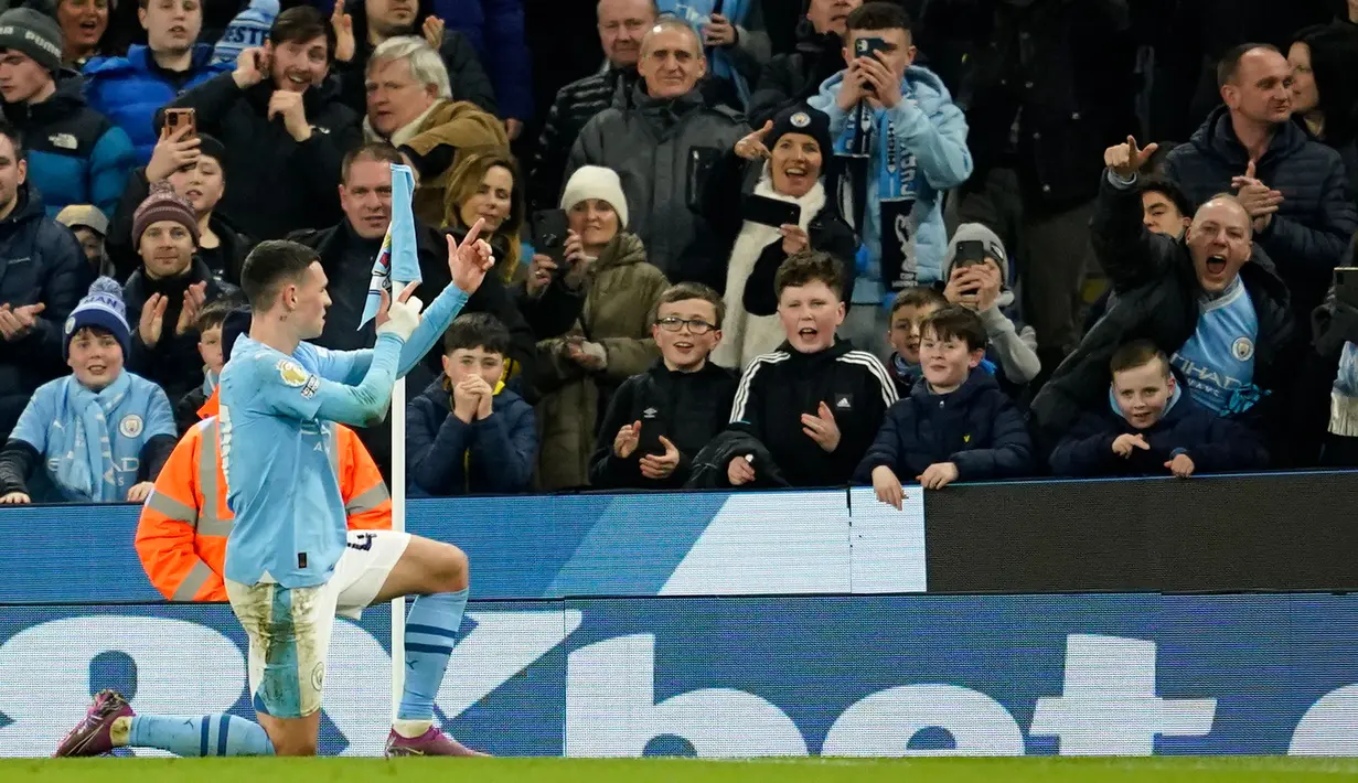 Pemain Manchester City, Phil Foden memberi isyarat ke arah para suporter setelah mencetak gol keempat timnya saat pertandingan sepak bola Liga Premier Inggris melawan Aston Villa di Stadion Etihad, Manchester, Inggris, Rabu, 3 April 2024. (AP Photo/Dave Thompson)