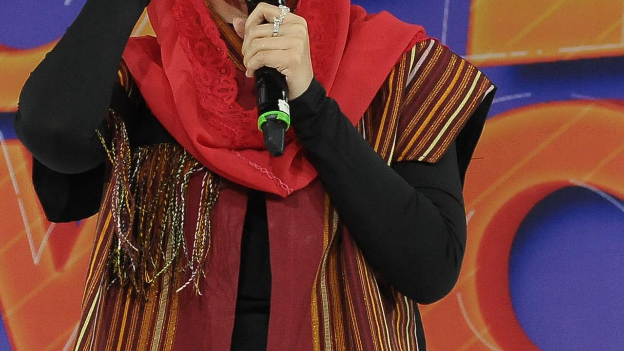 “Lha terus susu anakku piye? Make up ku piye? Listrik piye?” ujar Novita disambut tawa penonton.<br>