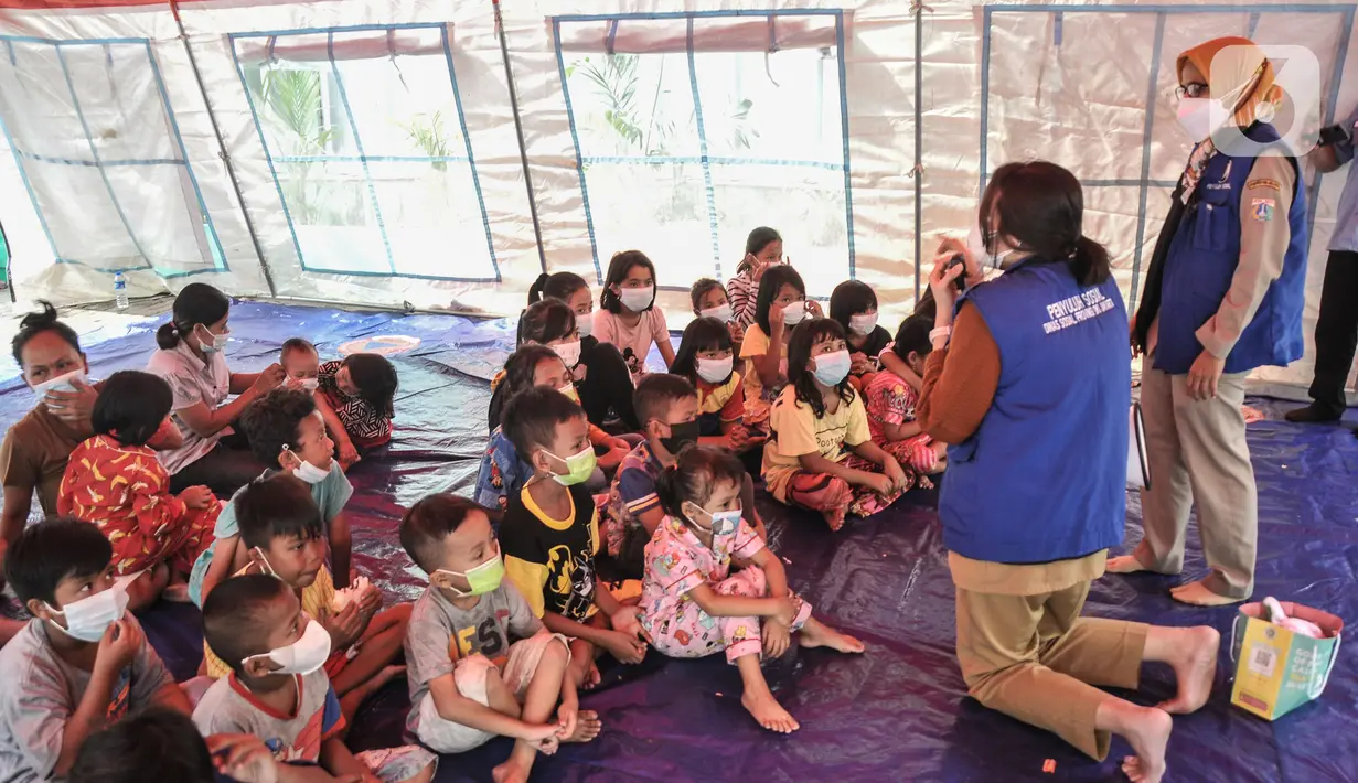 Petugas dari Dinas Sosial DKI Jakarta mengisahkan dongeng dengan boneka saat program trauma healing kepada anak-anak korban kebakaran yang mengungsi di SDN 09 Kebon Kosong, Kemayoran, Jakarta, Selasa (31/8/2021). (merdeka.com/Iqbal S. Nugroho)
