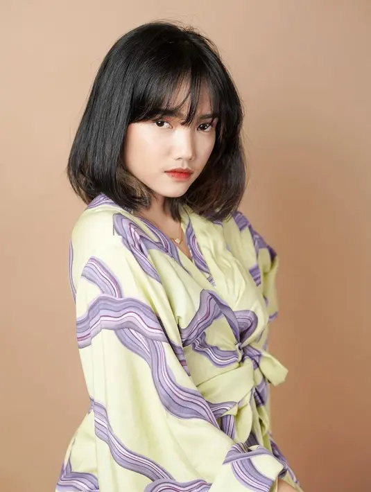 <p>Fuji dengan rambut bob sebahunya yang terlihat cantik. Ia menambahkan detail poni yang mempermanis penampilannya secara keseluruhan. Foto: Instagram.</p>