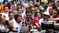 Djarot Saiful Hidayat memberi keterangan pada awak media di Kawasan Kapuk, Cengkareng, Jakarta Barat, Minggu (30/10). Dalam kampanyenya jika terpilih, Djarot berjanji akan menata kawasan kapuk agar menjadi layak huni. (Liputan6.com/Gempur M. Surya)