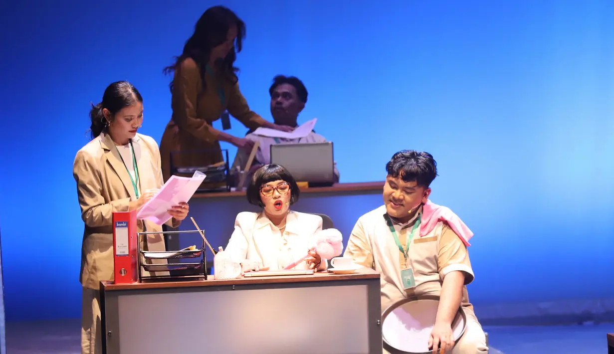 Adegan pementasan Home Sweet Loan The Musical di Graha Bhakti Budaya, Taman Ismail Marzuki, Jakarta, Rabu (30/9/2026). Musikal yang diadaptasi dari novel karya Almira Bastari tersebut mengisahkan perjalanan Kaluna sebagai pekerja urban dan bagian dari sandwich generation. (KLY/Budy Santoso)