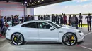 Mobil elektrik Porsche, Taycan ditampilkan selama world premiere di bandara Neuhardenberg, sekitar 70 km timur Berlin, Rabu (4/9/2019). Mobil dengan model Saloon Sport 4 pintu itu adalah kendaraan listrik pertama dengan sistem tegangan 800 volt dari Porsche. (Patrick Pleul/dpa via AP)