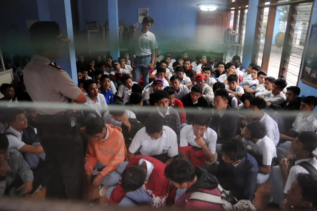 tawuran pelajar-lip-malam-140508