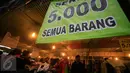 Obral pakaian murah di serbu pengunjung di area Pasar malam Sekaten,Yogyakarta, (19/12).Pasar malam sekaten di selenggarakan untuk menyambut peringatan lahirnya nabi Muhammad SAW 12 Robiul Awal. (Boy Harjanto)