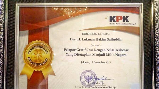 Piagam Menag Lukman dari KPK sebagai pelapor gratifikasi. (Istimewa)