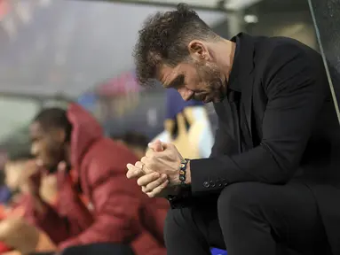 Kekecewaan terlihat di wajah Diego Simeone setelah Atletico Madrid untuk pertama kalinya tersingkir dari fase grup Liga Champions dengan status juru kunci. (AP/Luis Vieira)