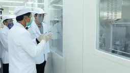 Presiden Joko Widodo atau Jokowi (kanan) meninjau fasilitas produksi dan pengemasan di PT Bio Farma, Bandung, Jawa Barat Selasa (11/8/2020).  Jokowi menggunakan pakaian lengkap penelitian untuk melihat Laboratorium Bio Farma. (Foto: Biro Pers Kepresidenan)
