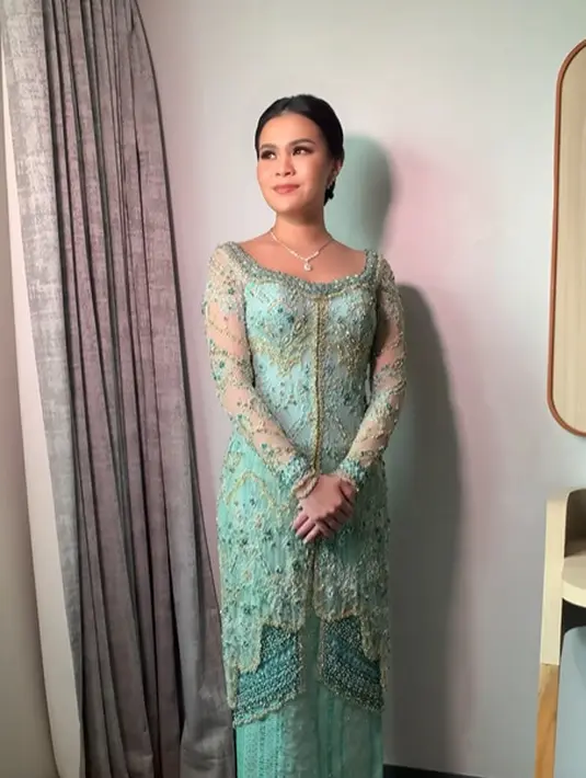 <p>Chen Giovani terlihat cantik dalam balutan kebaya full payet berwarna hijau mint yang mencolok [@chengiovanis]</p>