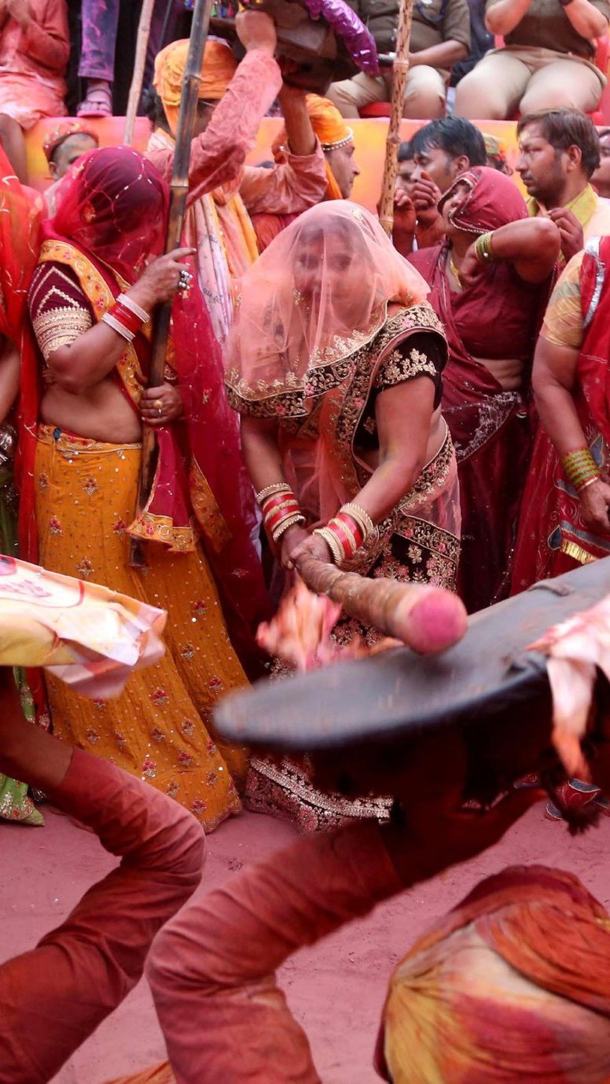 Festival ini diselenggarakan untuk menyambut datangnya musim semi yang ditandai dengan&nbsp;bunga-bunga mekar dan alam semakin indah.&nbsp;REUTERS/Kishan Kumar Arora