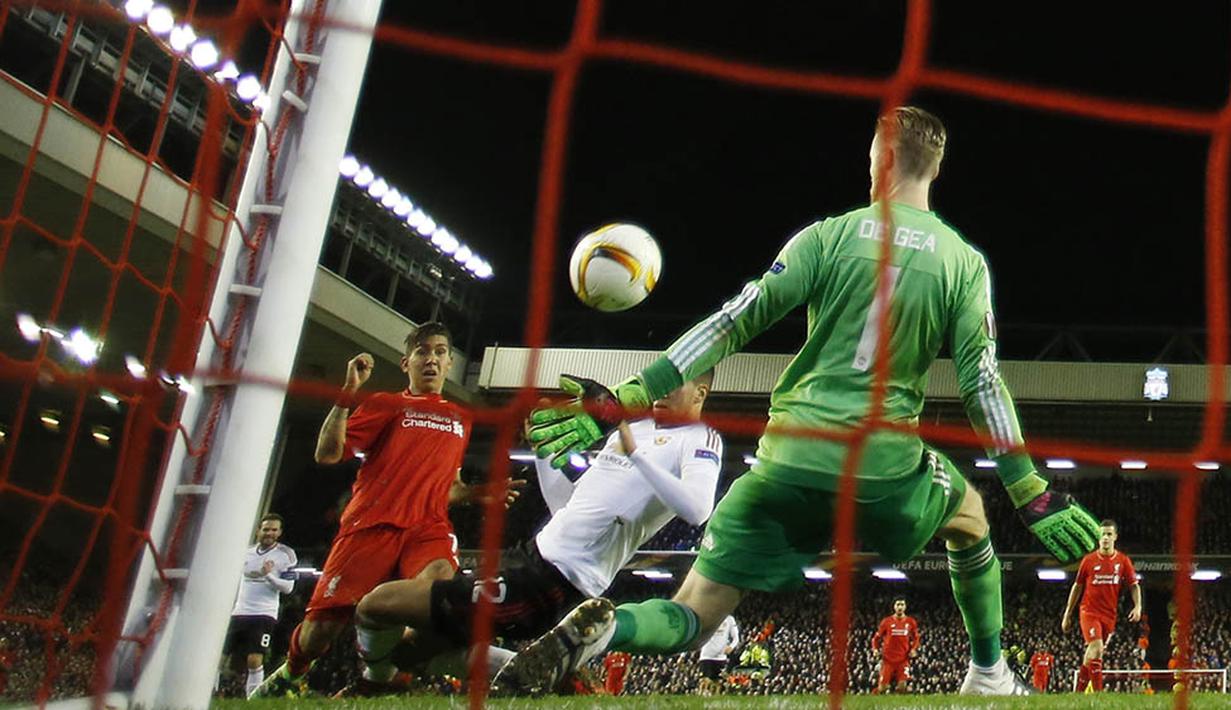 Proses terjadinya gol yang dicetak gelandang Liverpool, Roberto Firmino, ke gawang MU. Melalui gol pada menit ke-77 ini The Reds behasil memperbesar keunggulan menjadi 2-0. (Reuters/Phil Noble)