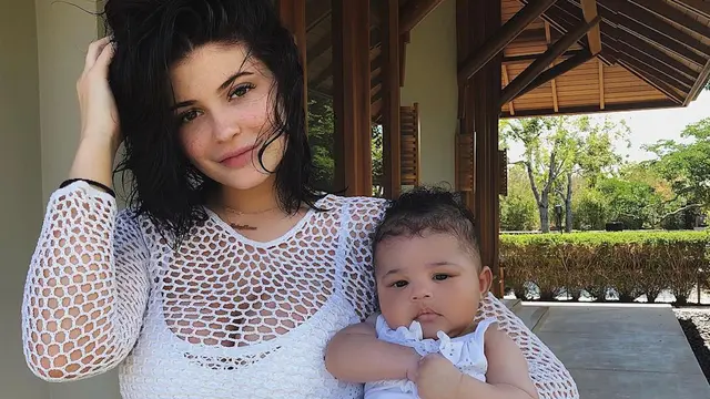 [Bintang] Kylie Jenner - Stormi