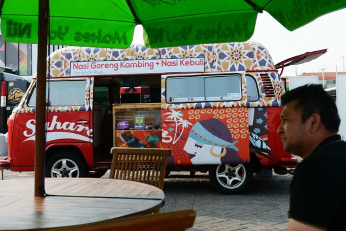 Menikmati kuliner unik food truck di IIMS 2015