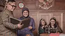Pemotretan yang dilakukan di sebuah tempat wisata ini terlihat begitu ikonik dengan tema khas Jawa. Apalagi pemotretannya ini nampak dekat dengan momen kemerdekaan pada bulan Agustus dengan menampilkan bendera merah putih. (Liputan6.com/IG/@tia_afi2)