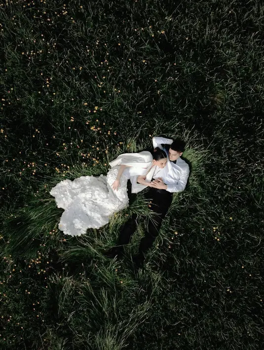 Kali ini keduanya tampil dengan gaya klasik romantis ala royal couple dalam busana bernuansa putih [@alyssadaguise]