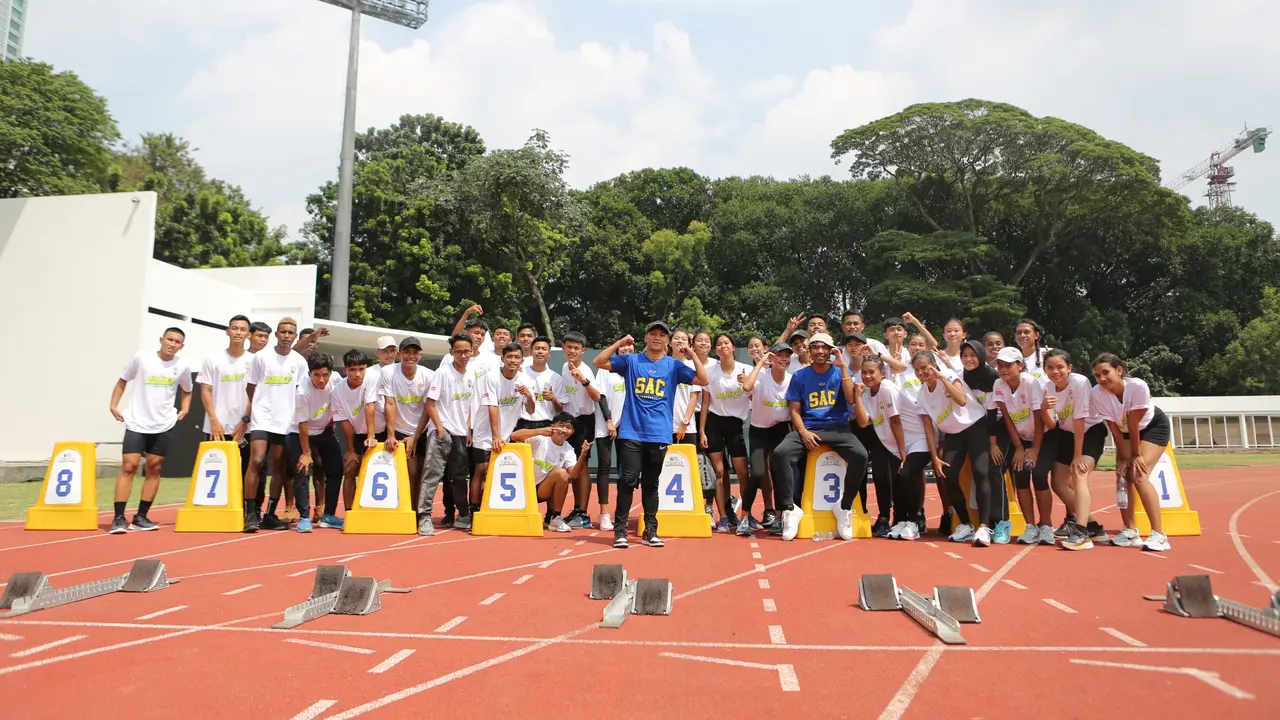 Para peserta nomor sprint 100 meter SAC Indonesia National Championship berfoto bareng sprinter nasional  Lalu Muhammad Zohri dan Valentin Lonteng