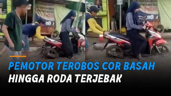 VIDEO: Lagi, Pemotor Terobos Cor Basah Hingga Roda Terjebak